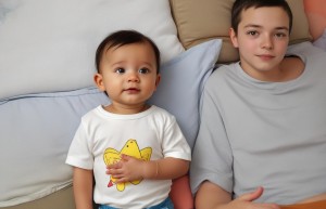 属羊女带棋字之名，寓意与美好相伴，别样精彩人生